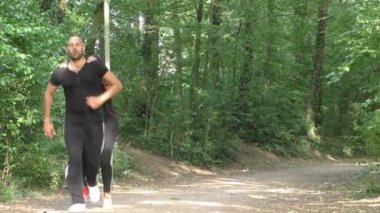 Doğadaki Genç Çift Eğleniyor