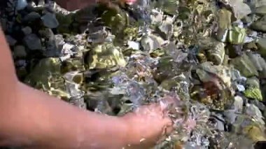 Su ve Taşlardaki Eller