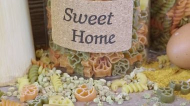 Taze vejetaryen İtalyan çiğ makarnalı makarna.