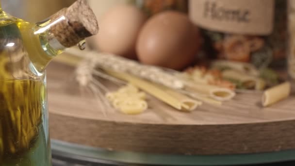 Свежая Вегетарианская Итальянская Сырая Паста Макарон — стоковое видео