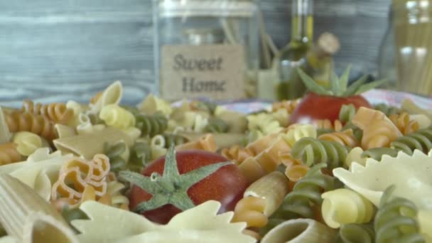 Свежая Вегетарианская Итальянская Сырая Паста Макарон — стоковое видео