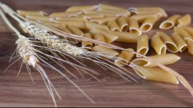 Taze vejetaryen İtalyan çiğ makarnalı makarna.