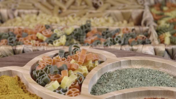 Verse Vegetarische Italiaanse Raw Food Macaroni Pasta — Stockvideo