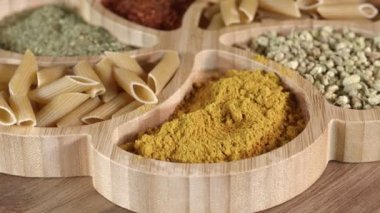 Taze vejetaryen İtalyan çiğ makarnalı makarna.