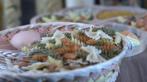 Φρέσκα Χορτοφαγικά Ιταλικά Ωμά Ζυμαρικά Μακαρονιών Τροφίμων — Αρχείο Βίντεο