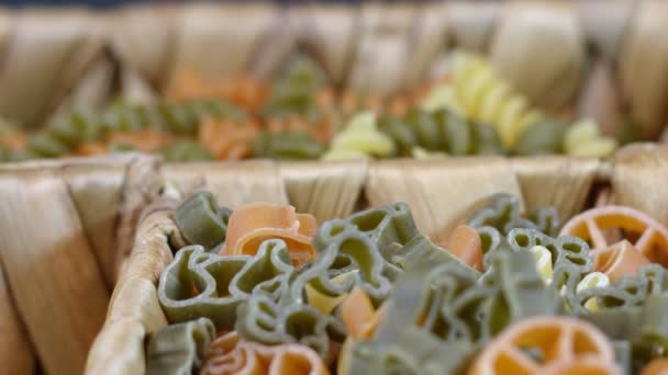 Φρέσκα Χορτοφαγικά Ιταλικά Ωμά Ζυμαρικά Μακαρονιών Τροφίμων — Αρχείο Βίντεο