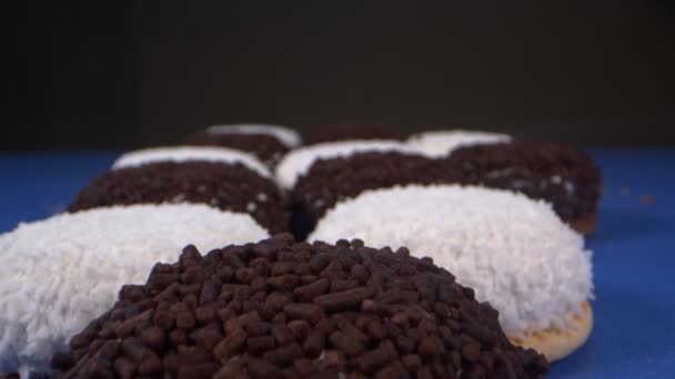 Bolo Esponja Com Pedaços Chocolate — Vídeo de Stock