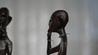 Taklit Ahşap Düşünen Adamlar Heykeli