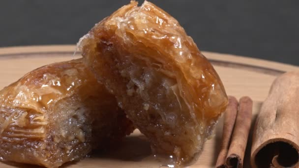 Zoete Turkse Lekkernij Baklava — Stockvideo