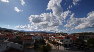 Türkiye 'de Küçük Kasaba Evleri ve Bulutları