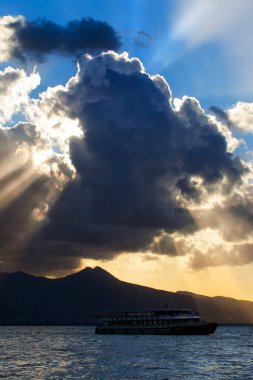 Bulutlar güneş ışığı ve deniz suyu fotoğrafı.