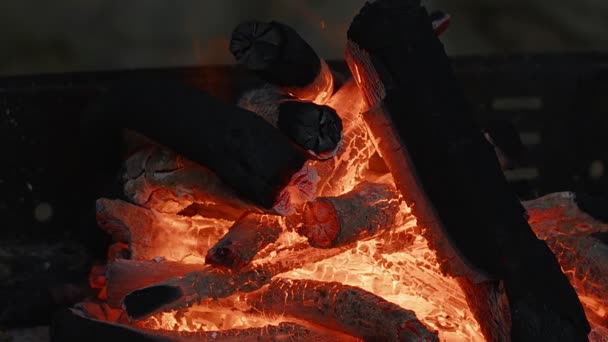 Φωτιές Και Στάχτες Από Κάρβουνο Μπάρμπεκιου — Αρχείο Βίντεο