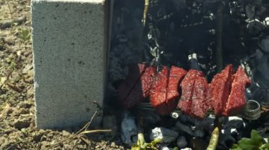  Kömür Ateşinde Et Sosisi