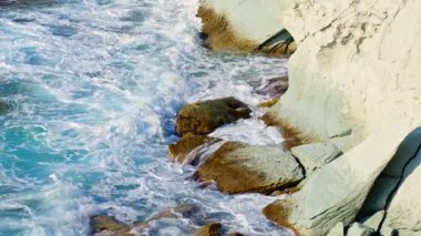 Deniz kenarındaki Kayalar ve Deniz Dalgaları