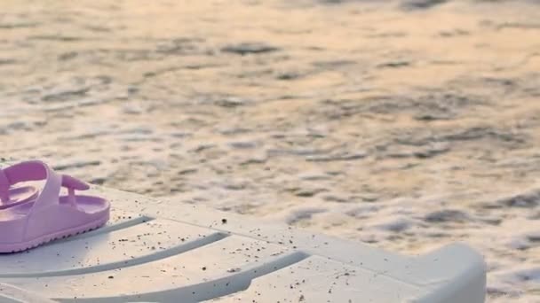 Koltuğun Yanındaki Plaja Yakın Terlikler — Stok video