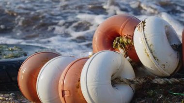 Deniz kenarında balık ağı ve deniz dalgaları