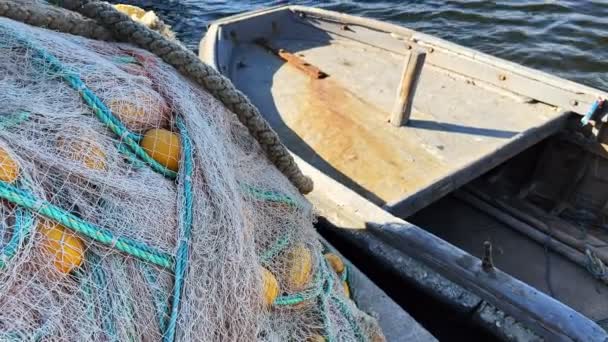 Fischernetze Und Fischerleinen Und Fischerboot — Stockvideo