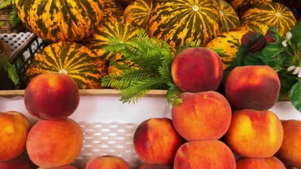 食品市场上的桃子和瓜果 — 图库视频影像