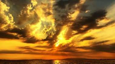 Güneşli Bulutlu Öğleden Sonra 'da İnsanlar Silueti