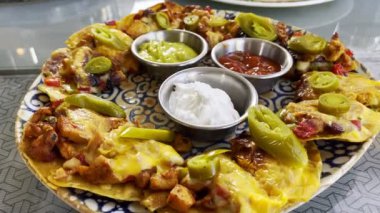 Jalapeno biberli tavuklu taco.