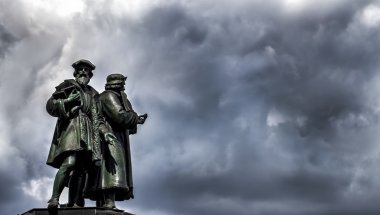 frankfurt johannes gutenberg heykeli
