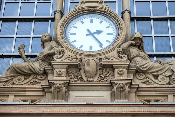 Clock in metro station frankfurt — Stock Photo, Image