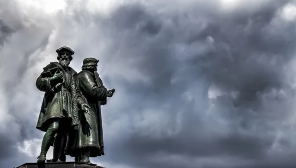 De frankfurt johannes gutenberg standbeeld — Stockfoto