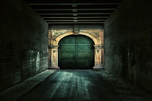 Porta de Ferro em Tunnell Interior Urban Stage — Fotografia de Stock