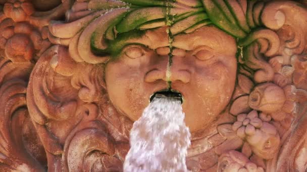 Wodospad i rzeźba starożytnego twarz — Wideo stockowe