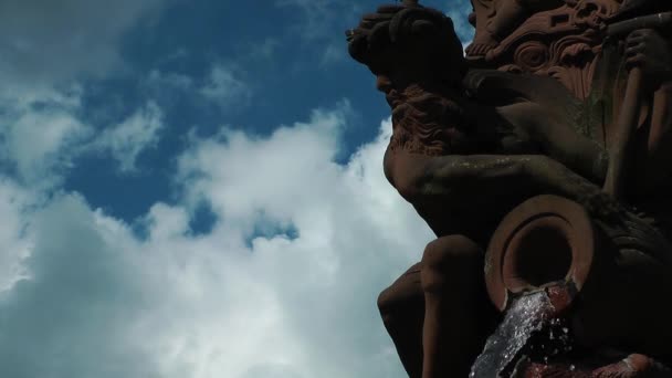 Водопад и древняя статуя — стоковое видео