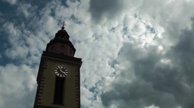 Kilise ve bulutlar zaman atlamalı