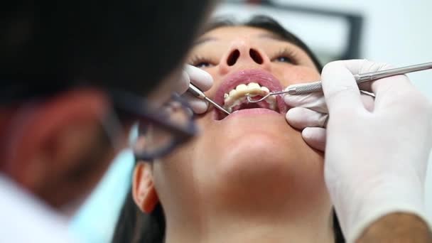 Chica joven en dentista — Vídeo de stock