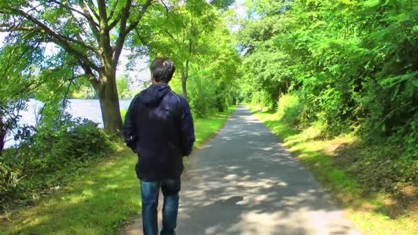 Man vandrar i naturen — Stockvideo