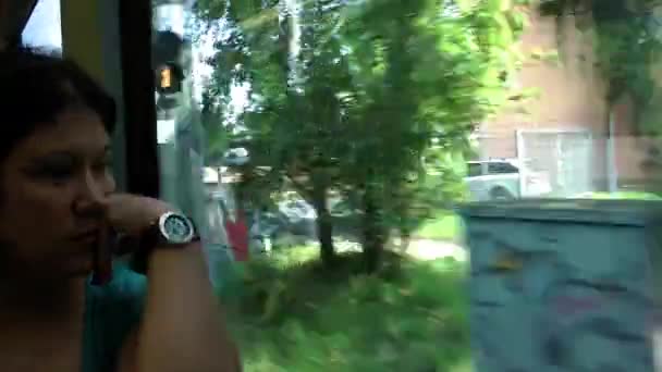 Giovane ragazza in autobus — Video Stock