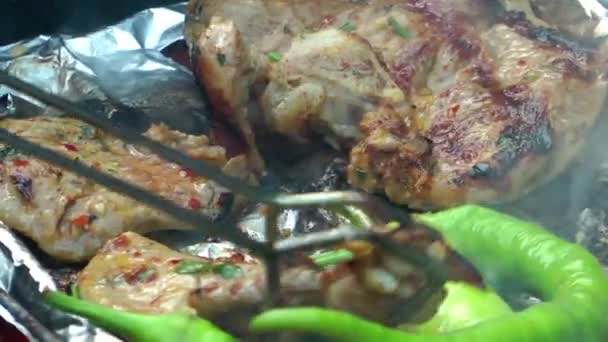 Мясо повар на барбекю — стоковое видео