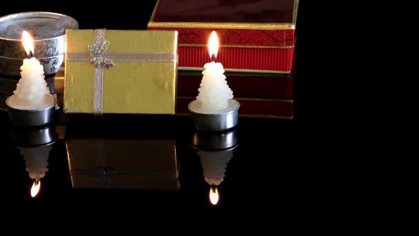 Doos van de gift en kerst kaars — Stockvideo