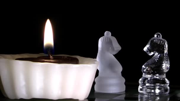 Kerzen und Schach aus Glas — Stockvideo