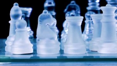 Cam tarafından yapılan satranç oyunu