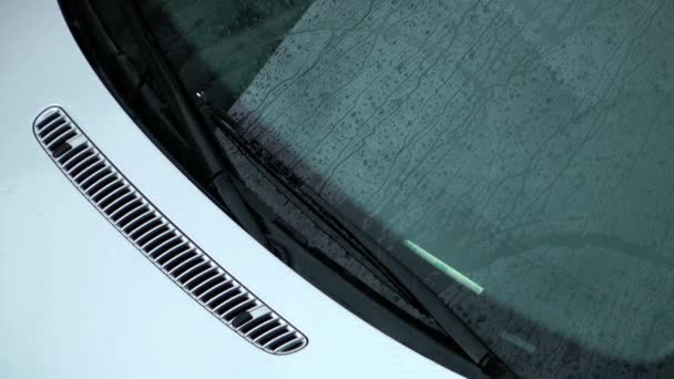 Lluvia sobre vidrio de coche — Vídeo de stock