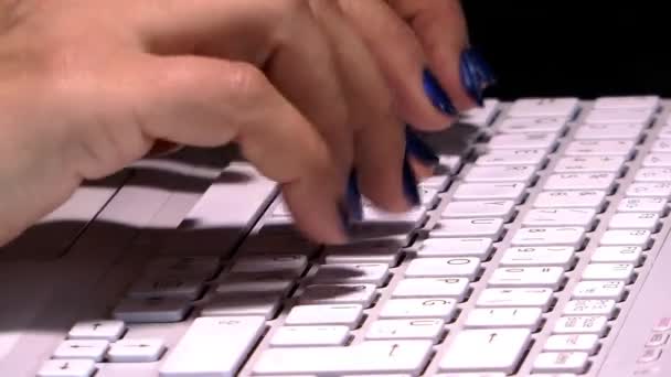 Женская рука пишет на ноутбуке — стоковое видео