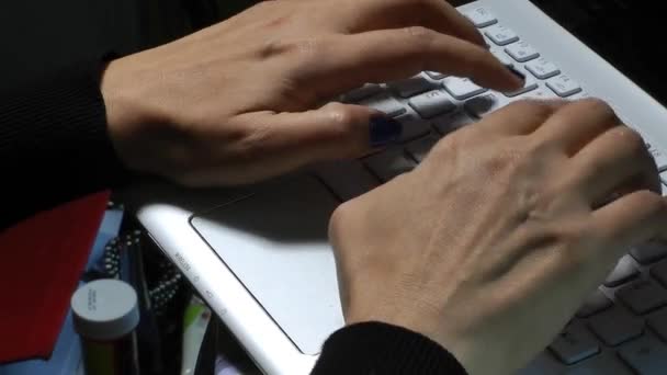 Vrouw Hand is het schrijven op de Notebook Computer — Stockvideo