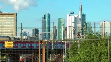 İş kuleleri ve Frankfurt tren