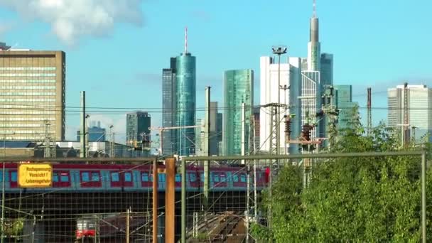 Obchodní věže a vlak ve Frankfurtu — Stock video