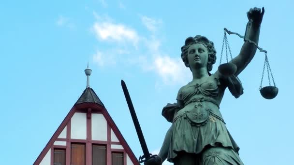 Escultura de la Justicia en Frankfurt — Vídeo de stock
