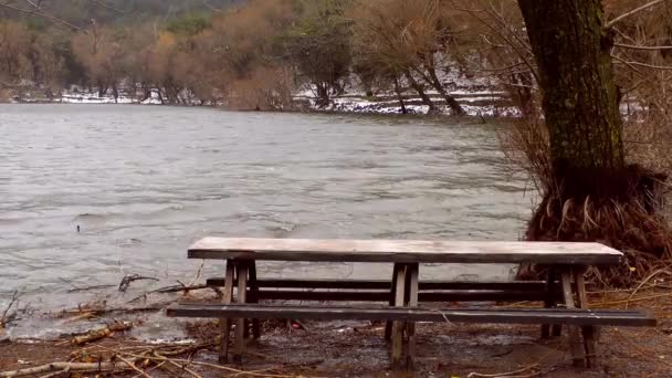 Göl yakınındaki ahşap sandalye Bank — Stok video
