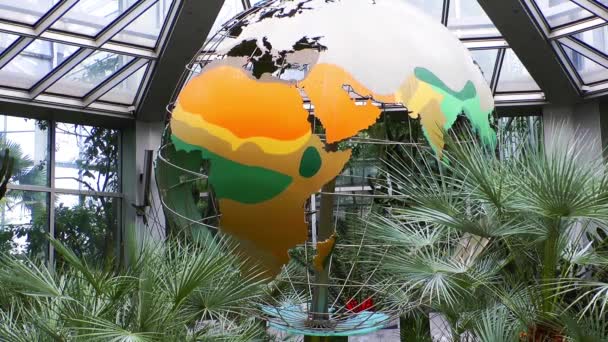 В зоопарке Франкфурта вращается механическая металлическая сфера мира — стоковое видео