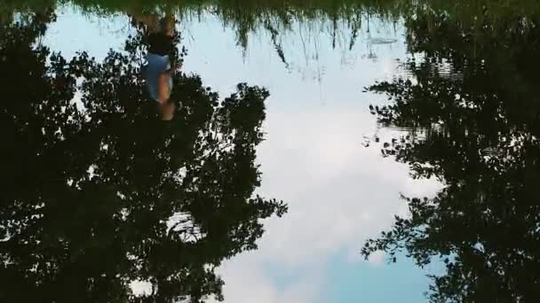 Lopende Man silhouet reflectie en rivier — Stockvideo