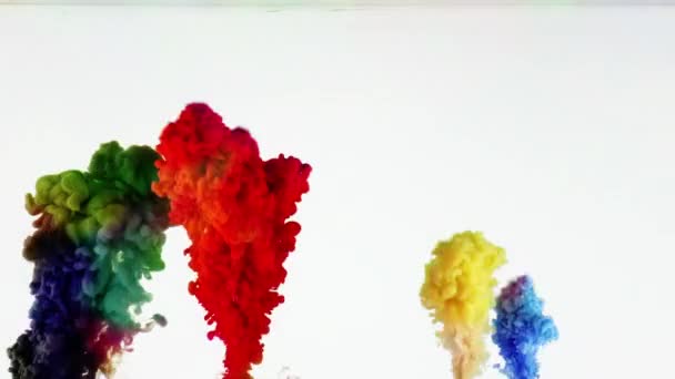 Цветная краска капли брызги в подводном бассейне — стоковое видео