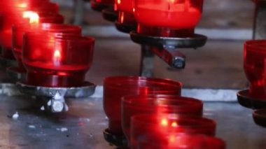 Kilisede dua eden kırmızı mumlar dilek