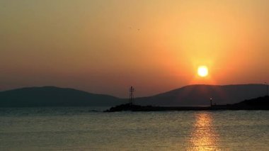 Deniz feneri ve gün batımı